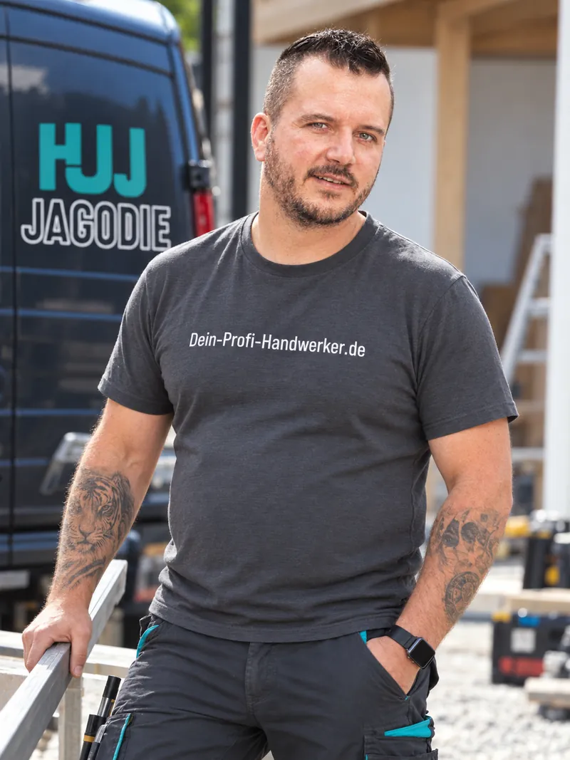 Hans-Jürgen Jagodie, Inhaber von HJJ Jagodie, vor seinem Firmenwagen