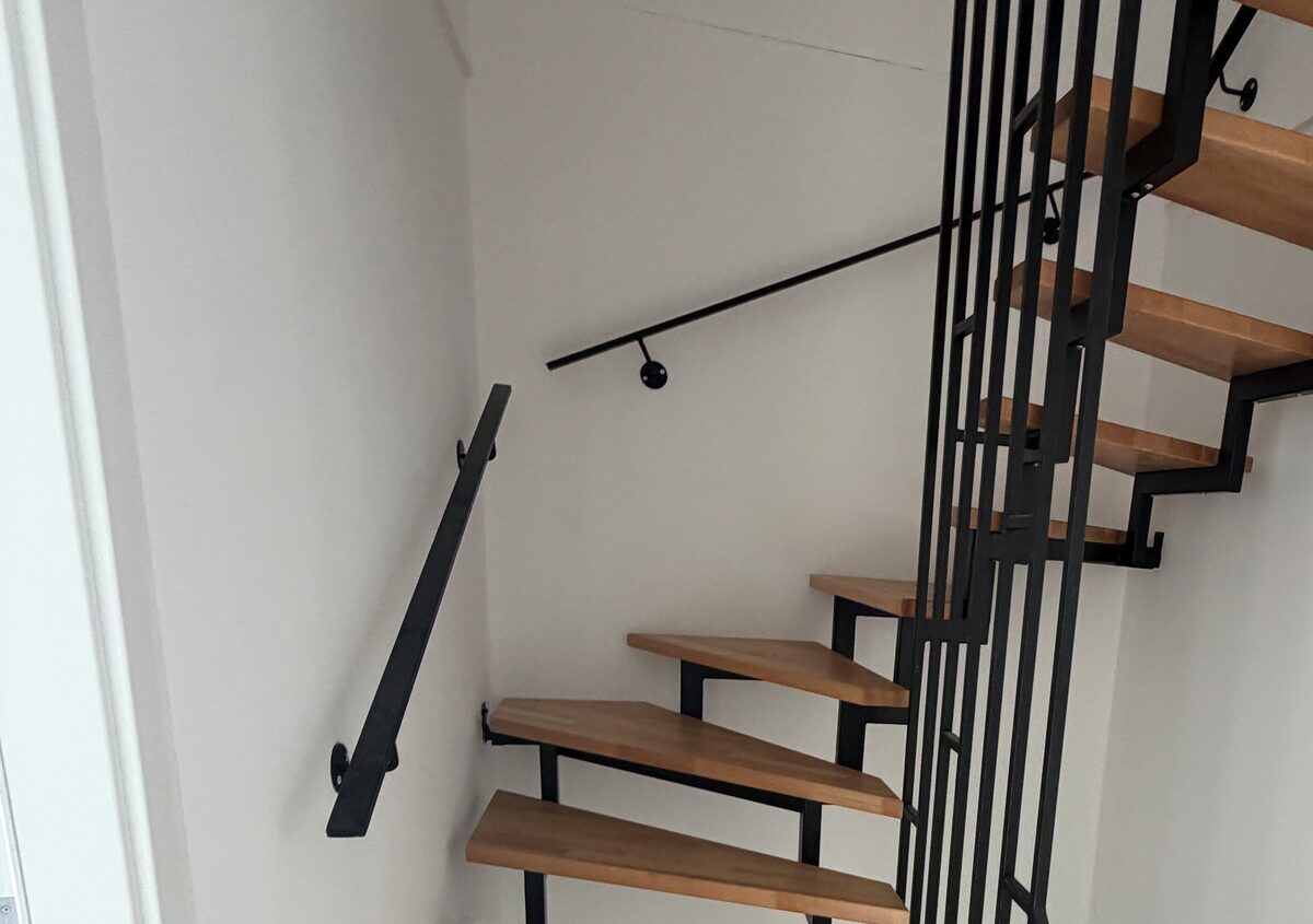 Freischwebende Treppe mit Eichenstufen und schwarzem Stahlgeländer