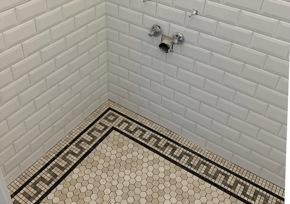 Metro-Fliesen mit handverlegtem Mosaikboden und Mäander-Bordüre
